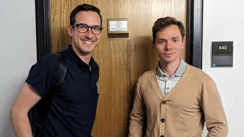 Dr Maciej Behnke z Wydziału Psychologii i Kognitywistyki oraz dr Nicholas Coles z Uniwersytetu Stanforda