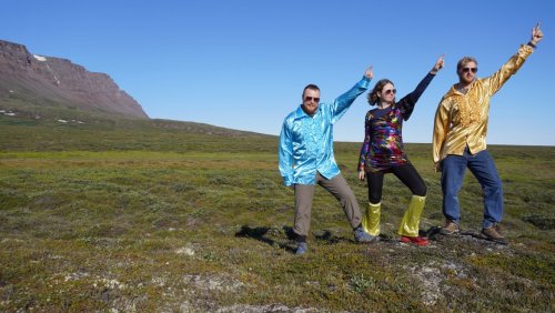 Dr Sambor Czerwiński, prof. UAM Katarzyna Marcisz i dr Luke Andrews na wyspie Disko