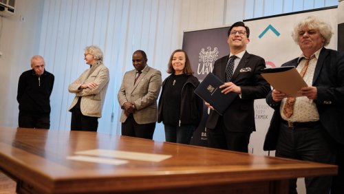 W dawnym Collegium Iuridicum przy ul. Św. Marcin 90 odbyło się uroczyste przekazanie stołu do Centrum Kultury Zamek. Fot. Władysław Gardasz