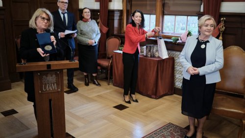 Prof. Danuta Minta-Tworzowska otrzymała medal Homini Vere Academico, fot. Władysław Gardasz