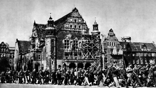 Kolumny jeńców niemieckich. Fot. Archiwum Życia