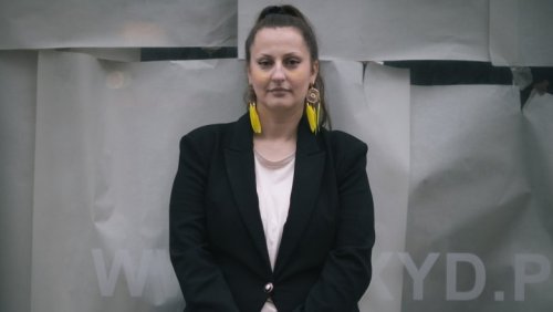 Dr Marlena Kaźmierska z żółtą wstążką, symbolem oficjalnym symbolem świadomości endometriozy, fot. Jan Ratecki