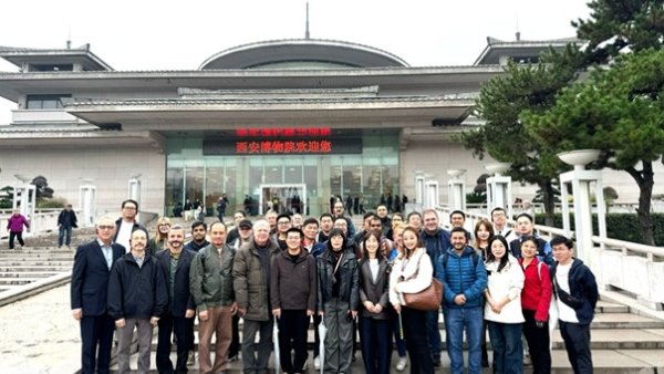 Uczestnicy konferencji CMSE 2025 przed wejściem do muzeum Terracotta Army.