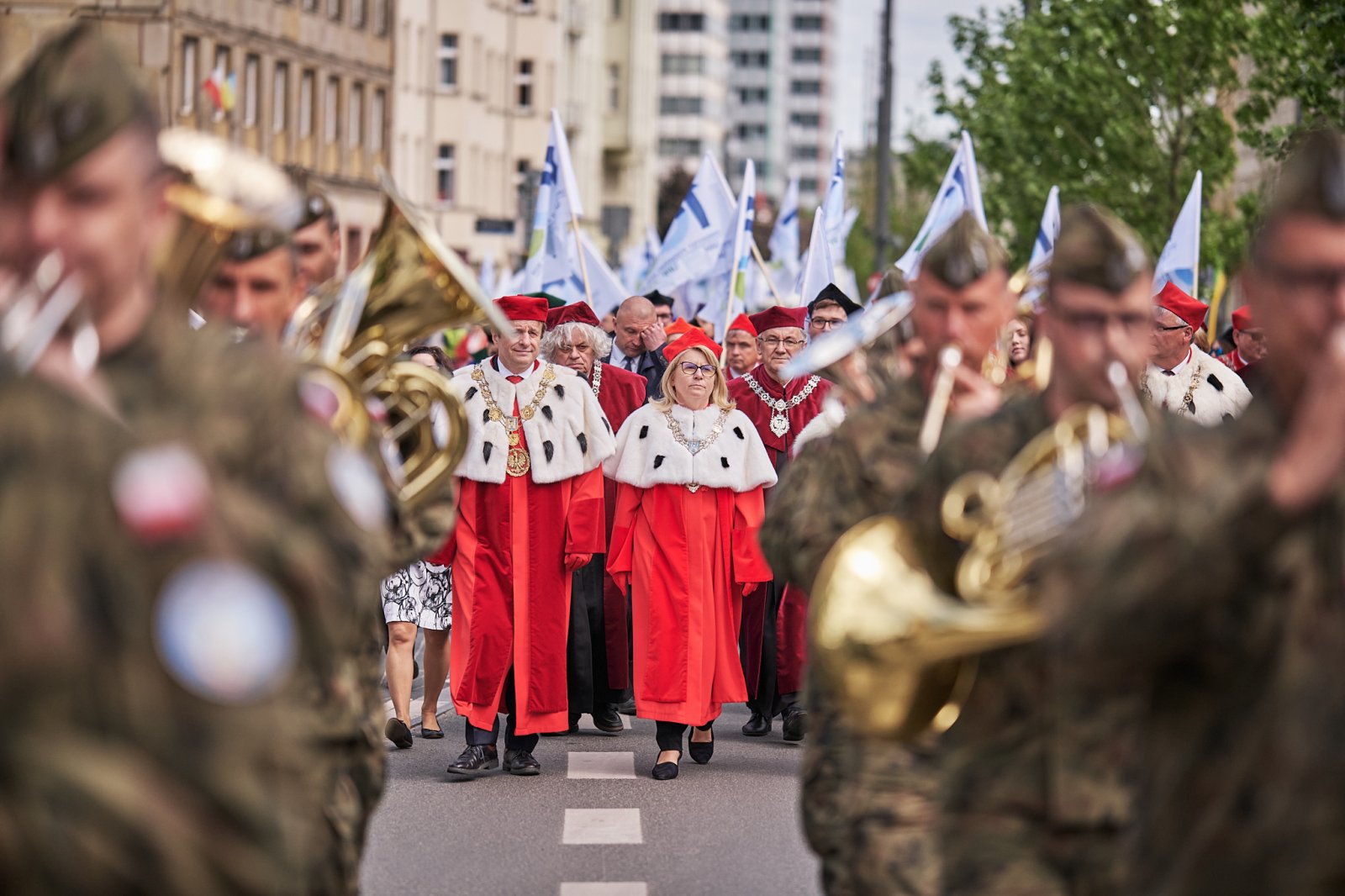 Przemarsz senatów UAM, UMP, UPP i AWF z okazji 105-lecia Uniwersytetu Poznańskiego. fot. Władysław Gardasz