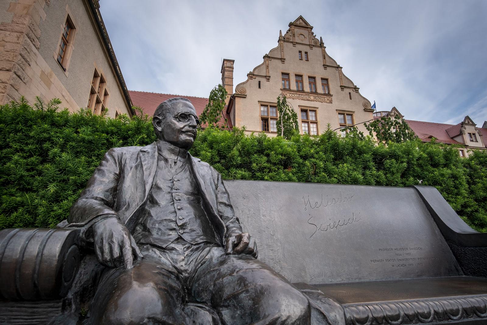 Pomnik – ławka prof. Heliodora Święcickiego fot. Adrian Wykrota