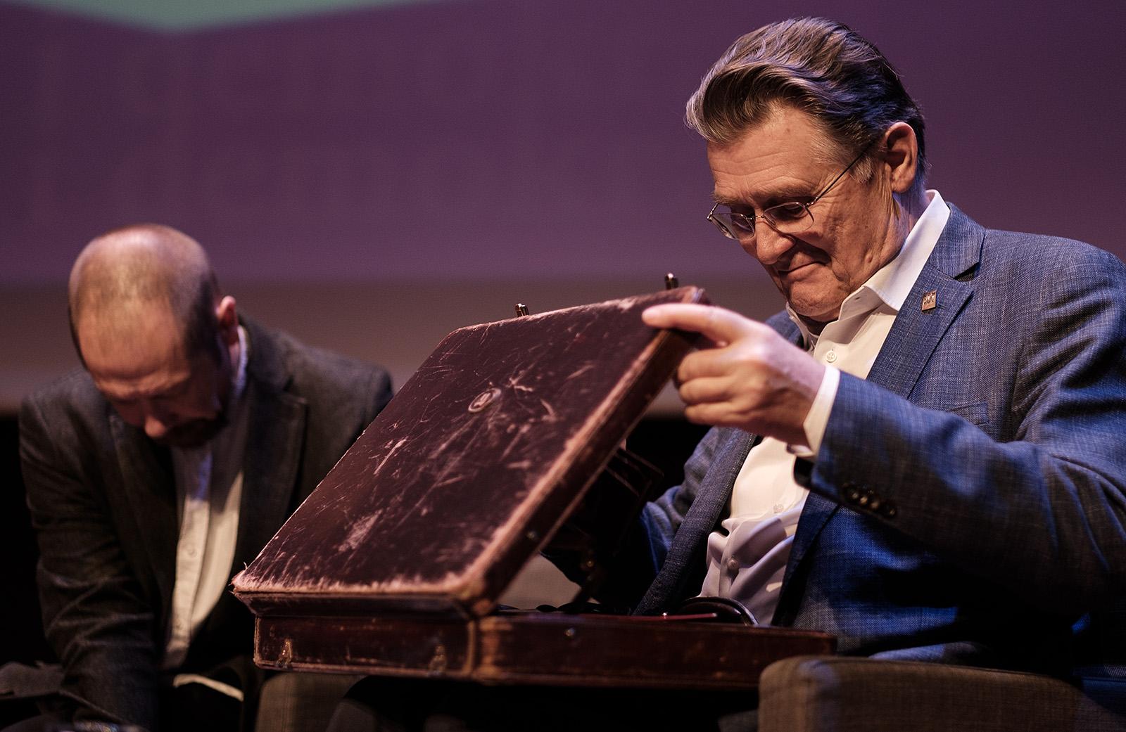 prof. Andrzej Blikle oraz prof. Przemysław Czapliński przygotowują się do debaty "Język i demokracja"