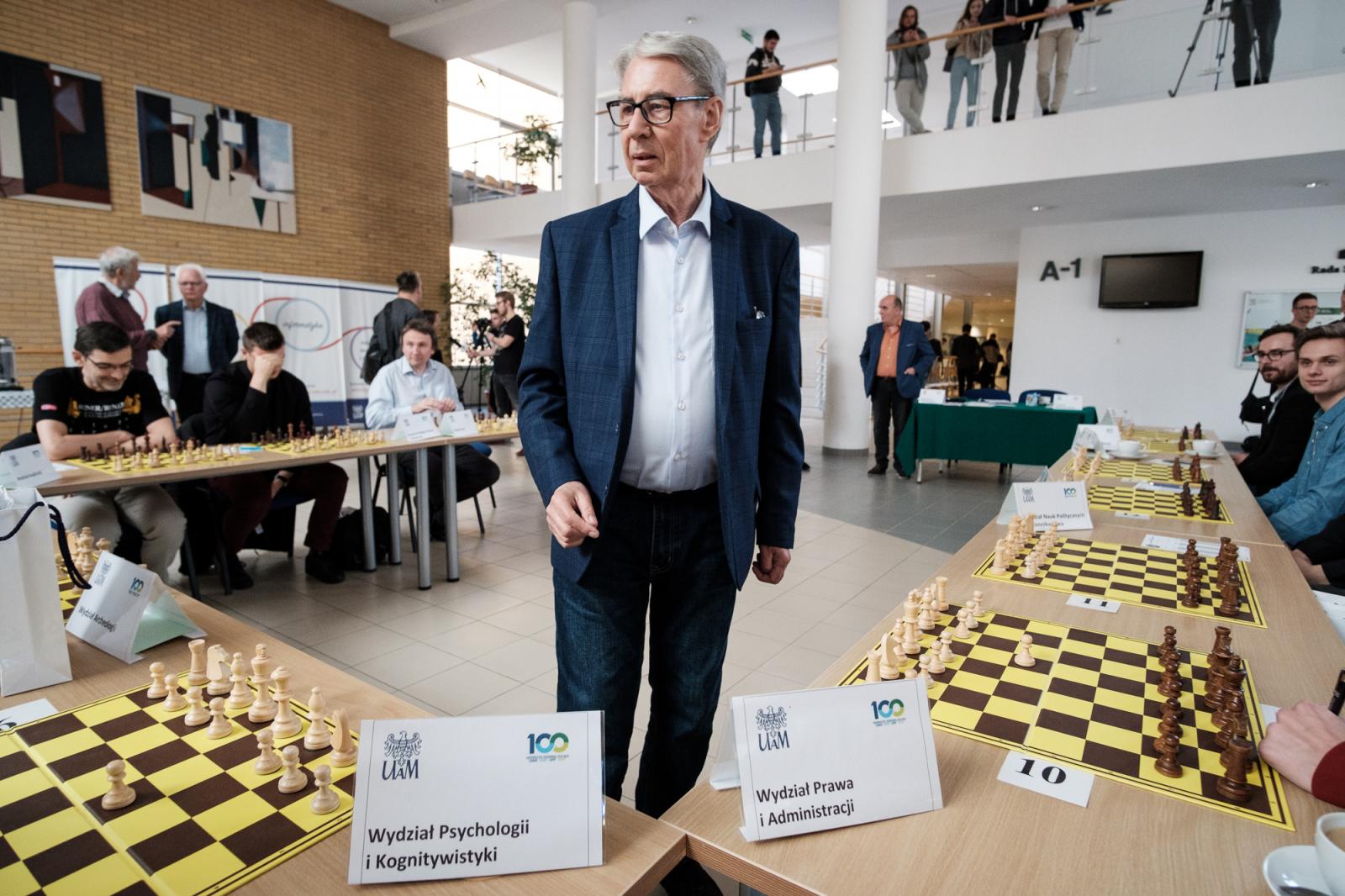 Symultana szachowa - arcymistrz Włodzimierz Schmidt