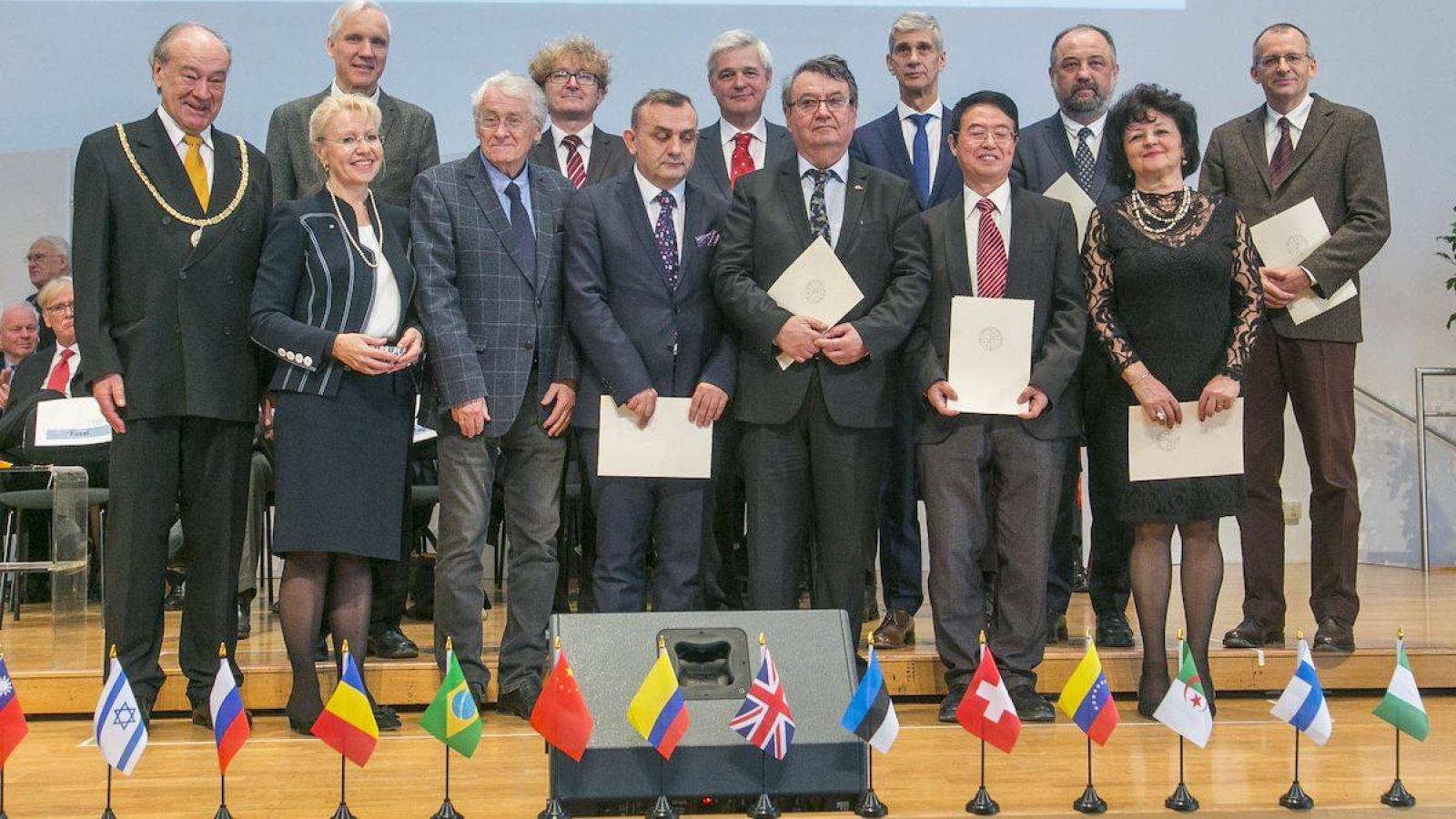 Prof. Sławomir Piontek w górnym rzędzie, drugi od lewej