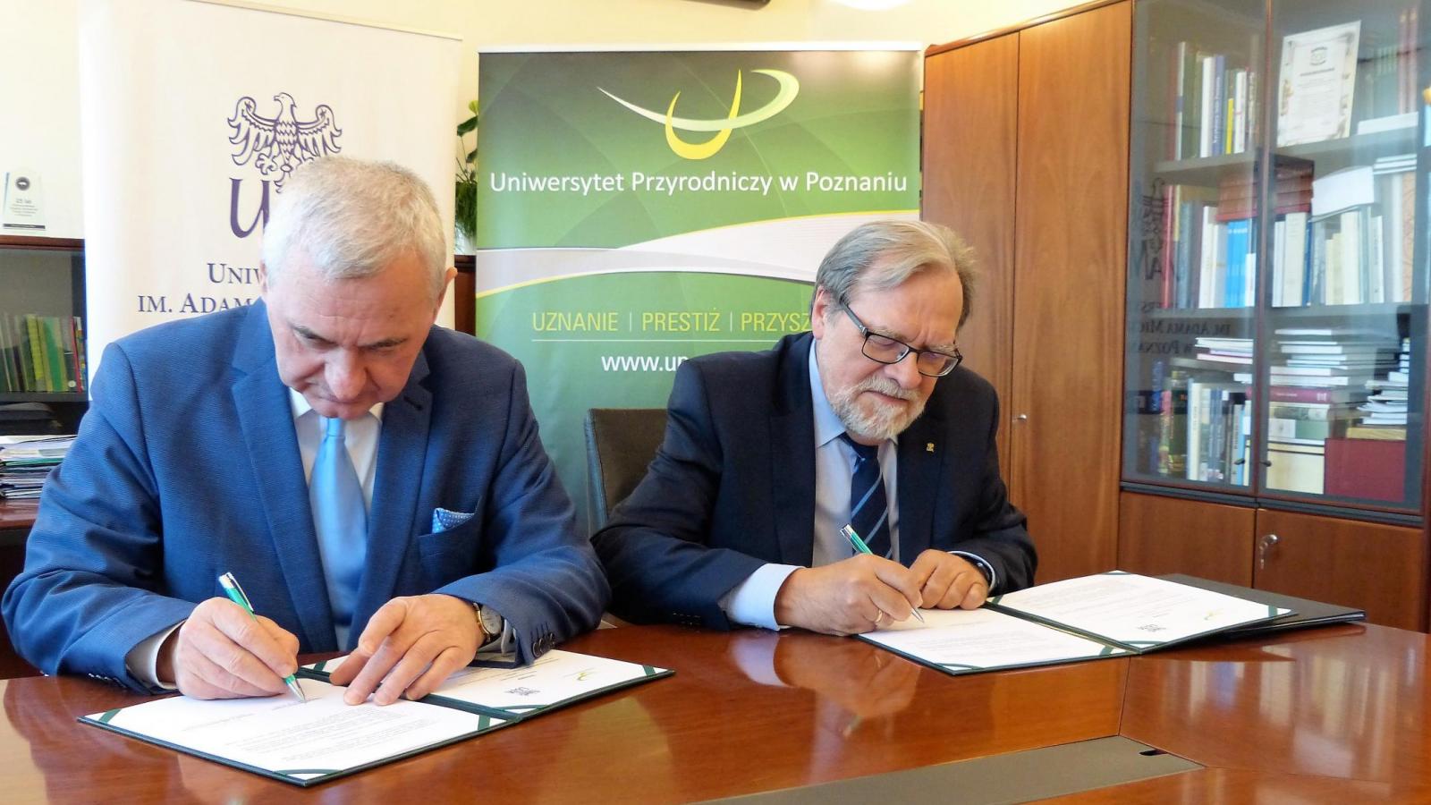 Rektor Uniwersytetu Przyrodniczego w Poznaniu prof. dr hab. Jan Pikul oraz Rektor Uniwersytetu im. Adama Mickiewicza w Poznaniu prof. UAM dr hab. Andrzej Lesicki
