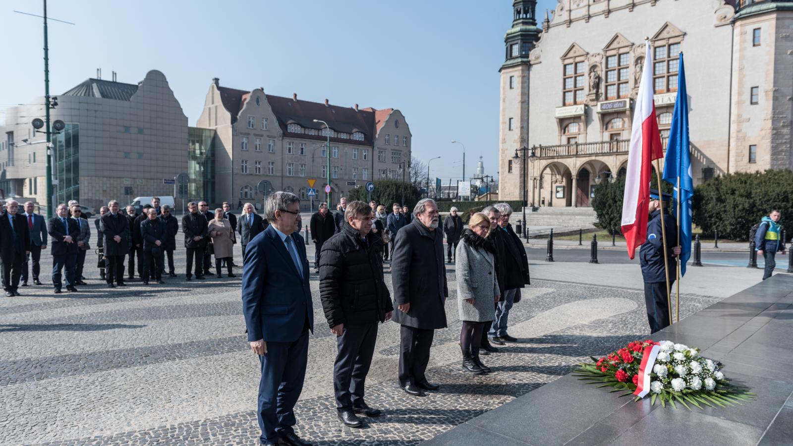 W przerwie obrad, członkowie Senatu wraz z władzami rektorskimi złożyli  wiązanki kwiatów pod pomnikiem Adama Mickiewicza na placu jego imienia