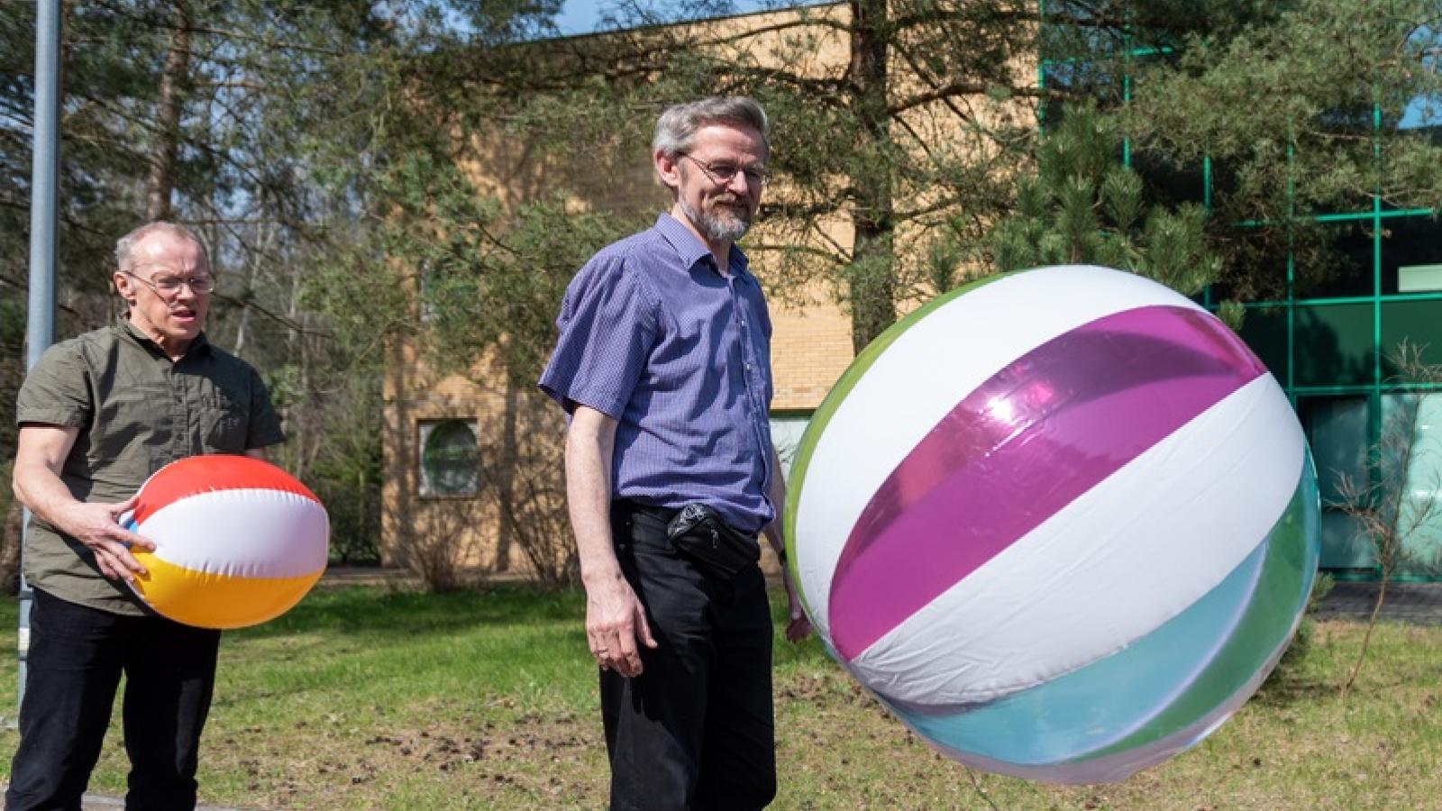 Lewitujące piłeczki