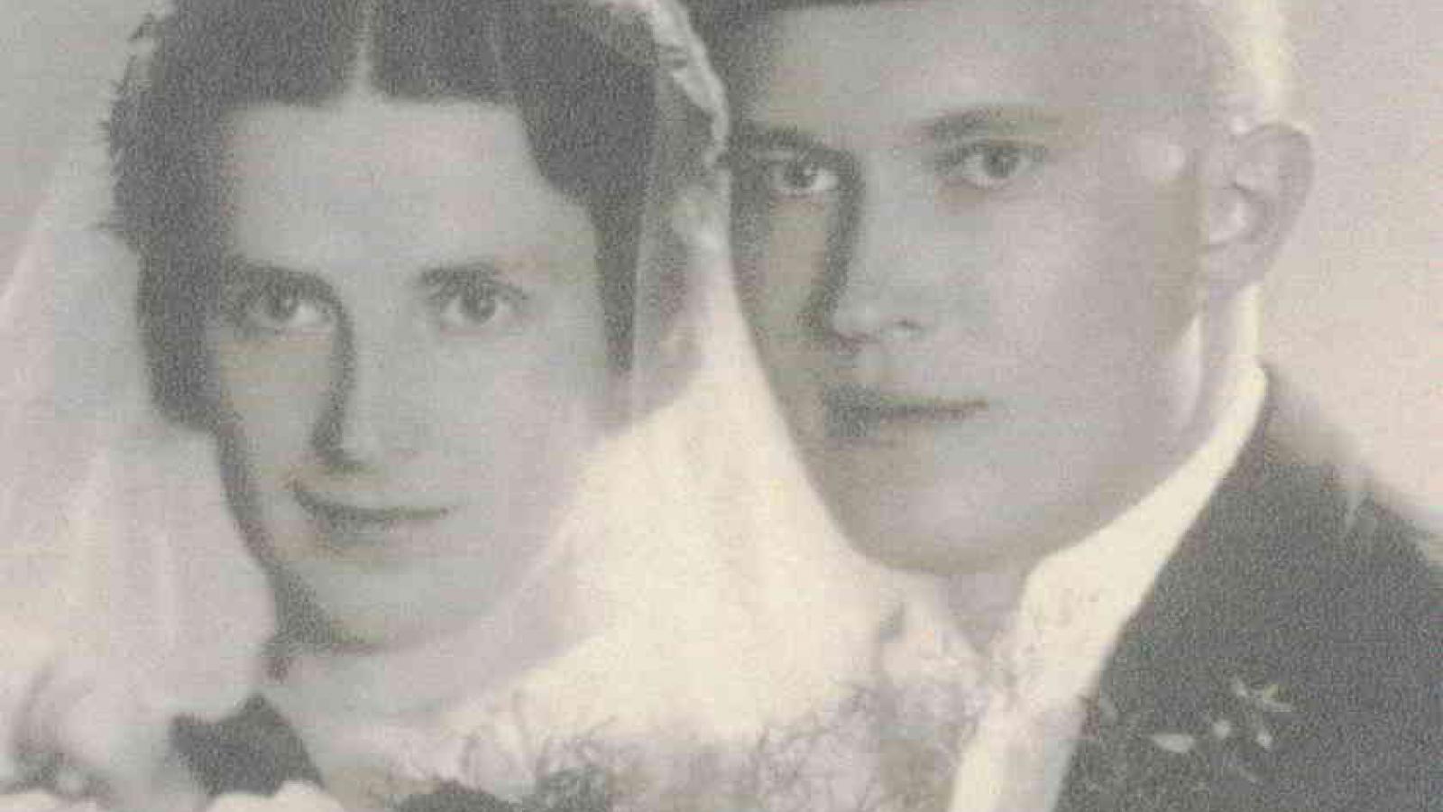  Aleksandra i Marian Smoczkiewiczowie w dniu ślubu w 1936 roku: pan młody w stroju korporacji akademickiej. Krótko trwało to szczęśliwe małżeństwo. Gdy we wrześniu 1939 roku ona leżała ciężko chora, po stracie świeżo urodzonej córeczki, on dostał wezwanie do gestapo. Wiedział, że jeśli się nie stawi, hitlerowcy będą nachodzić jego żonę. Chcąc jej tego oszczędzić, zgłosił się. Prawdopodobnie został rozstrzelany jako zakładnik. Nie wiadomo, gdzie został pochowany. 