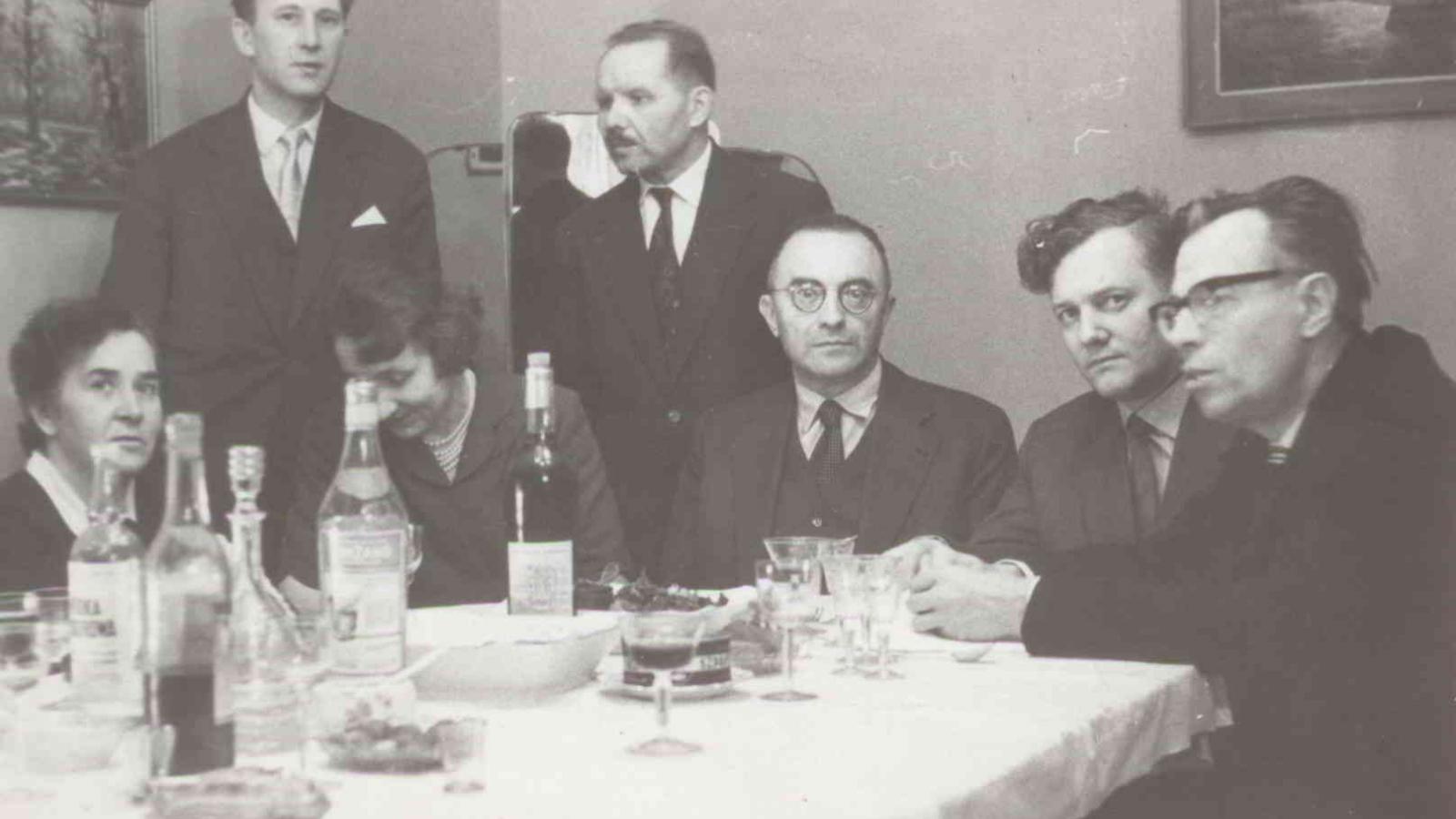 Od lewej profesorowie: Władysław Markiewicz, Witold Jakóbczyk, Janusz Pajewski, Czesław Łuczak, Zdzisław Grot. Prof. Jakóbczyk wychował wielu uczniów, wśród nich tak znakomitych jak Lech Trzeciakowski. Po latach, gdy pojawił się serial „Najdłuższa wojna nowoczesnej Europy” zwierzał się w wywiadach, że ma żal o wybranie na konsultanta filmu Trzeciakowskiego a nie jego, po czym dodaje rozbrajająco, że szybko pokłóciłby się z filmowcami, fot. Materiały Witolda Jakóbczyka w Archiwum PAN