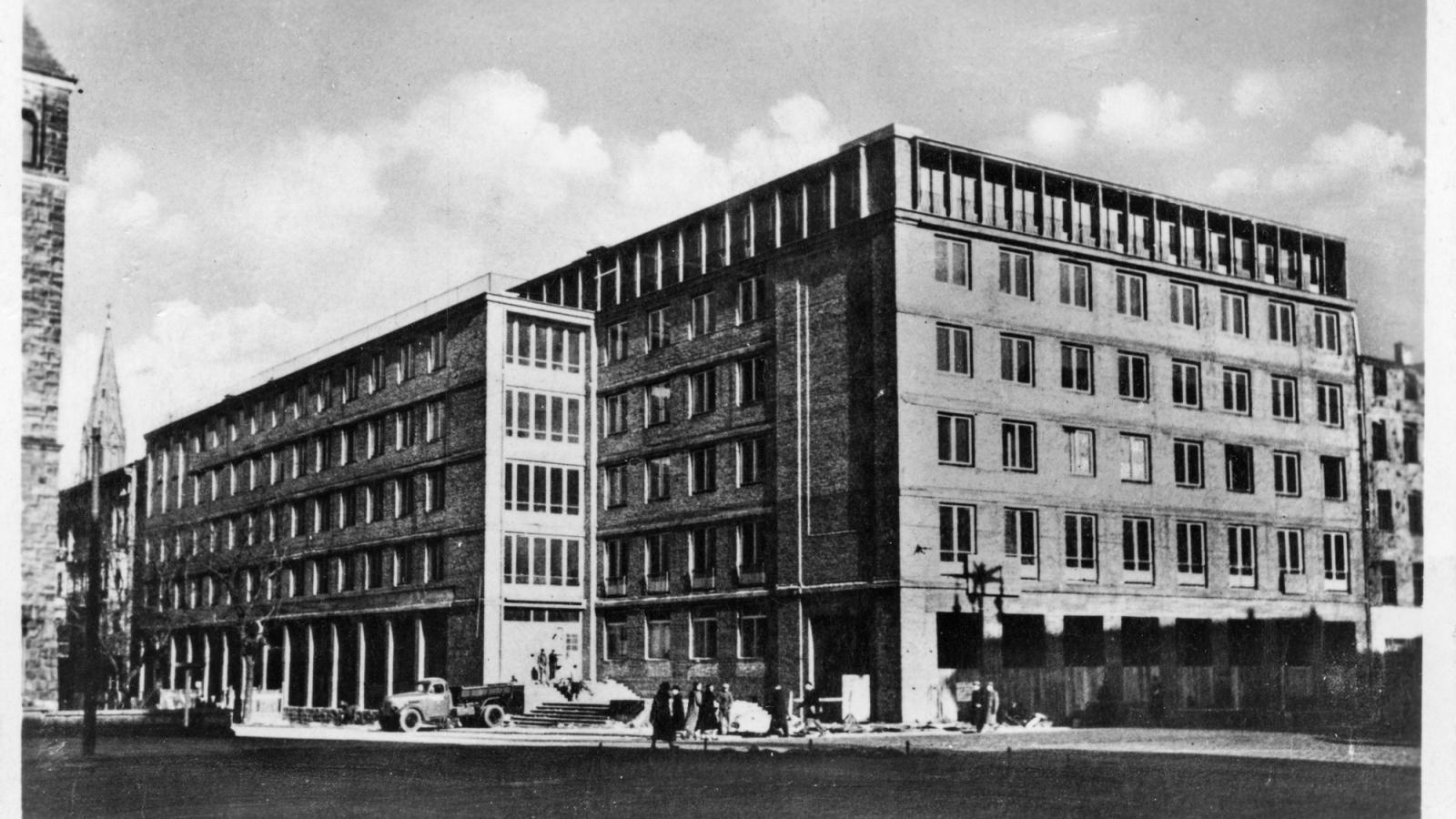 Gmach Komitetu Wojewódzkiego Polskiej Zjednoczonej Partii Robotniczej (obecnie Collegium Martineum) w czasie budowy, widok z narożnika ulic Kościuszki i Czerwonej Armii (obecnie ul. Święty Marcin), 1949-1959, R.S. Ulatowski / Cyryl 