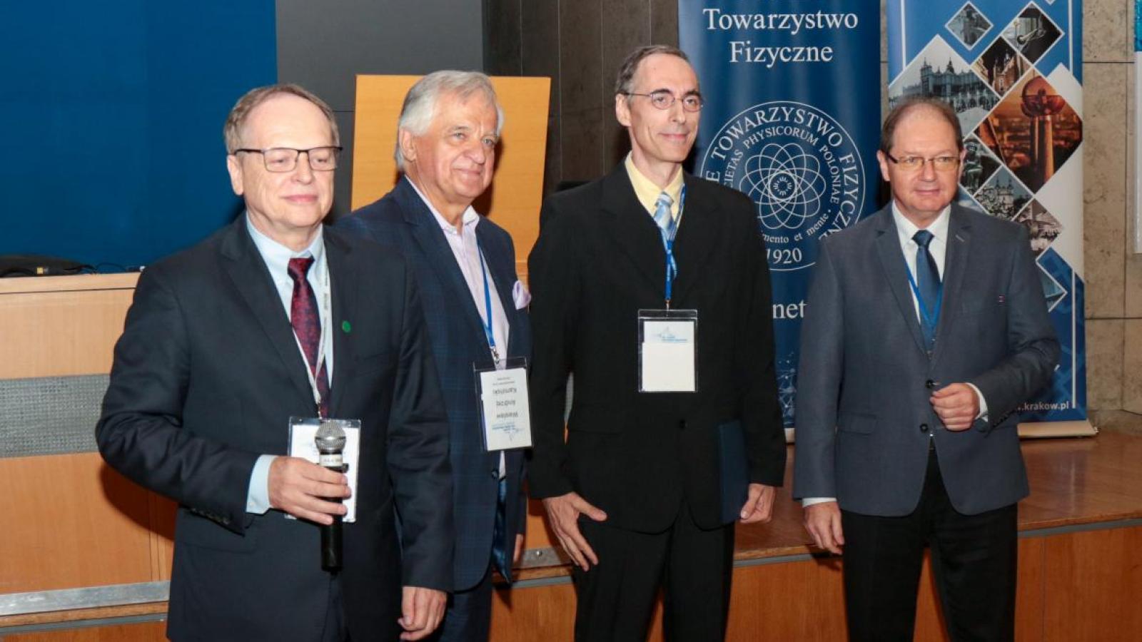 prof. Adam Miranowicz z nagrodą im. Wojciecha Rubinowicza. Fot. Adam Koprowski