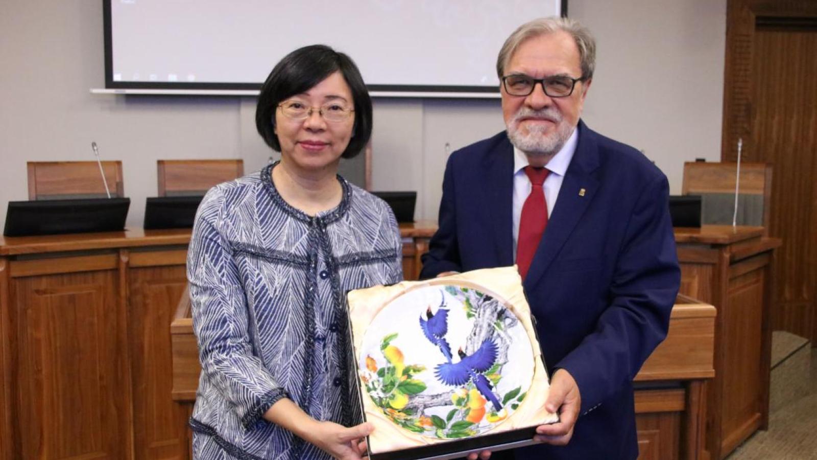 Biblioteka z Tajwanu i UAM zawarli umowę. Na zdjęciu:  dr Shu-hsien Tseng, Dyrektor Generalna Centralnej Biblioteki Narodowej Tajwanu oraz JM Rektor UAM, prof. Andrzej Lesicki, fot. Przemysław Stanula, Biuro Prasowe UAM
