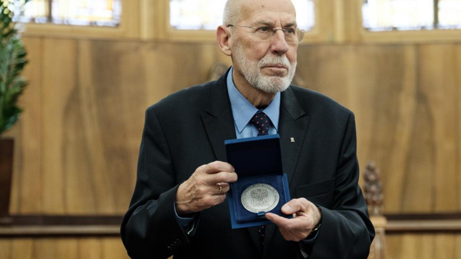 Prof. Hubert Orłowski odebrał medal Homini Vere Academico fot. Adrian Wykrota
