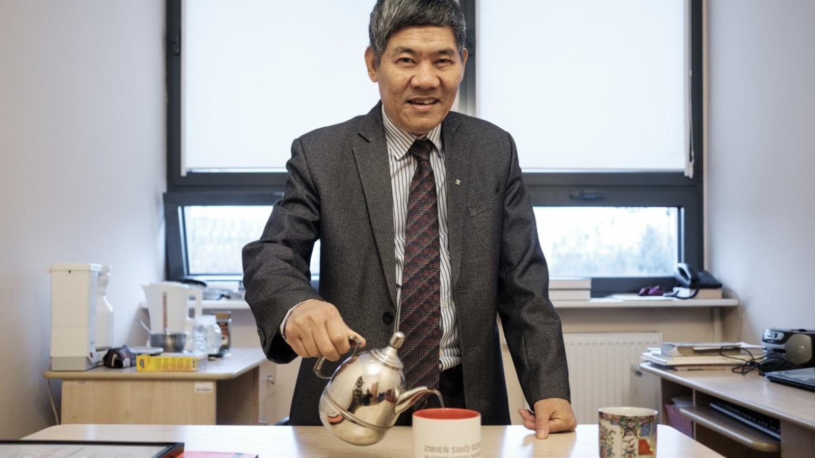 Prof. Thuat Nguyen Chi jest znawcą zarówno literatury, jak i herbaty, którą przywozi do Polski z Wietnamu