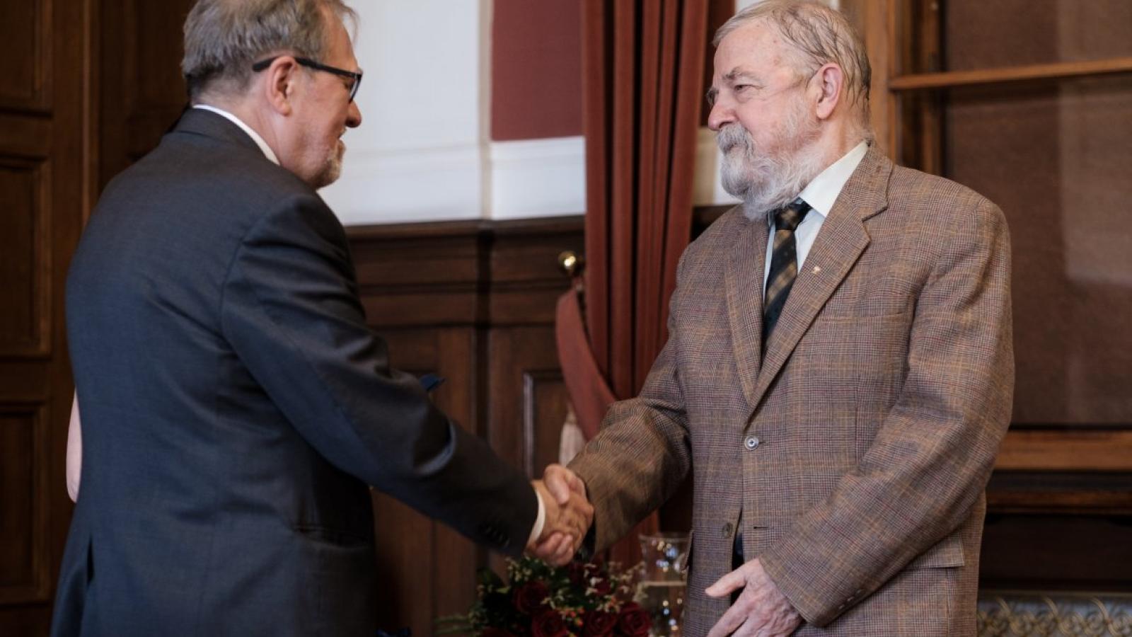 Prof. Jerzy Brzeziński otrzymał medal Homo Vere Academico fot. Adrian Wykrota