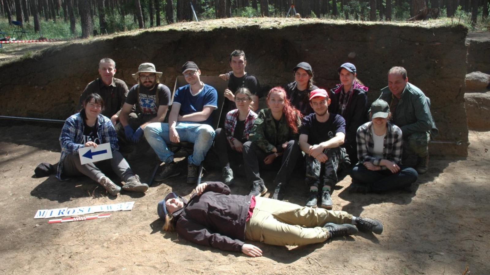 Prof. Andrzej Michałowski razem z zespołem odkrywa tajemnice kurhanów w Mirosławiu