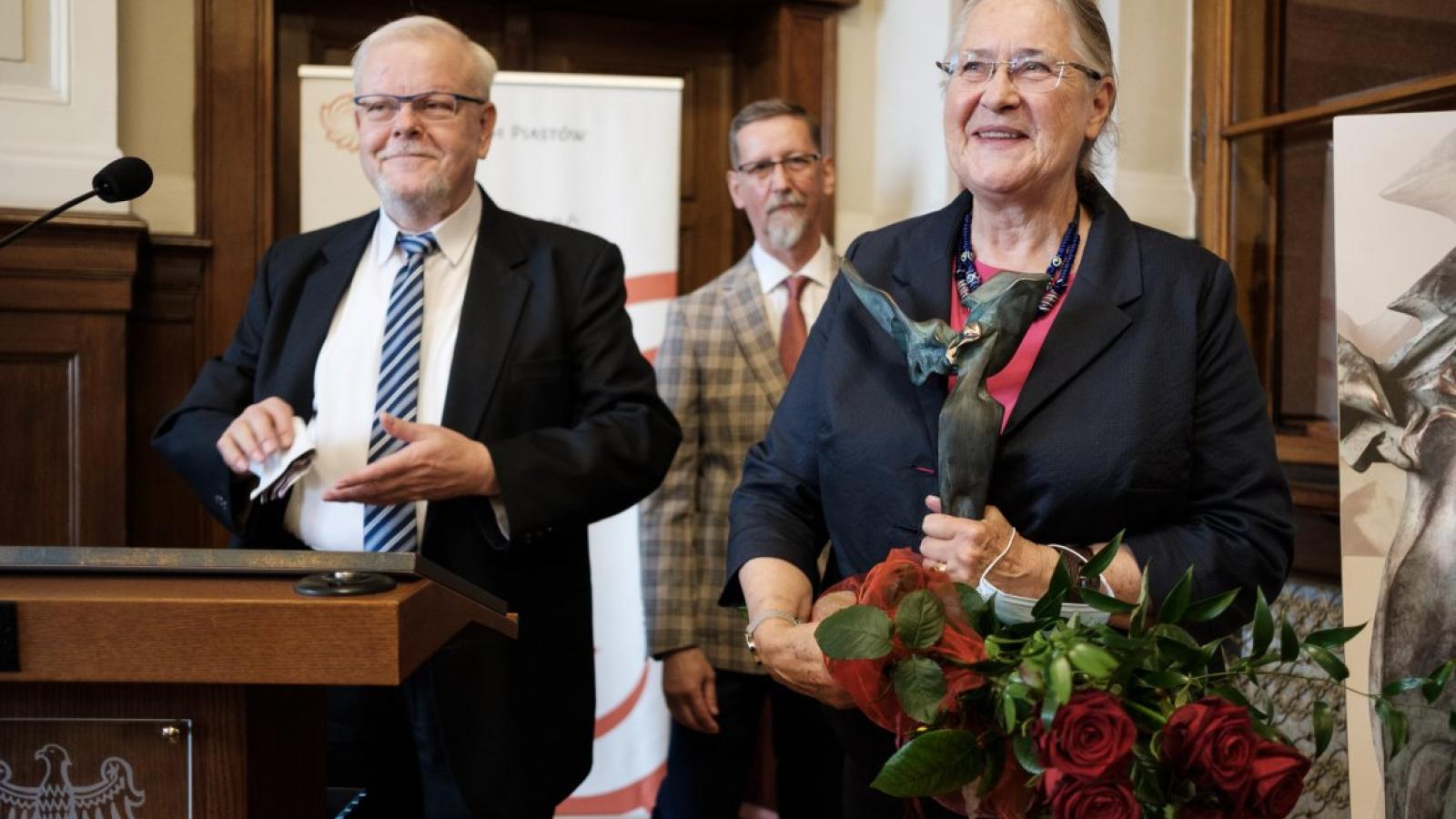 Prof. Hanna Kóčka-Krenz odebrała Nagrodę Lednickiego Orła Piastowskiego, fot. Adrian Wykrota