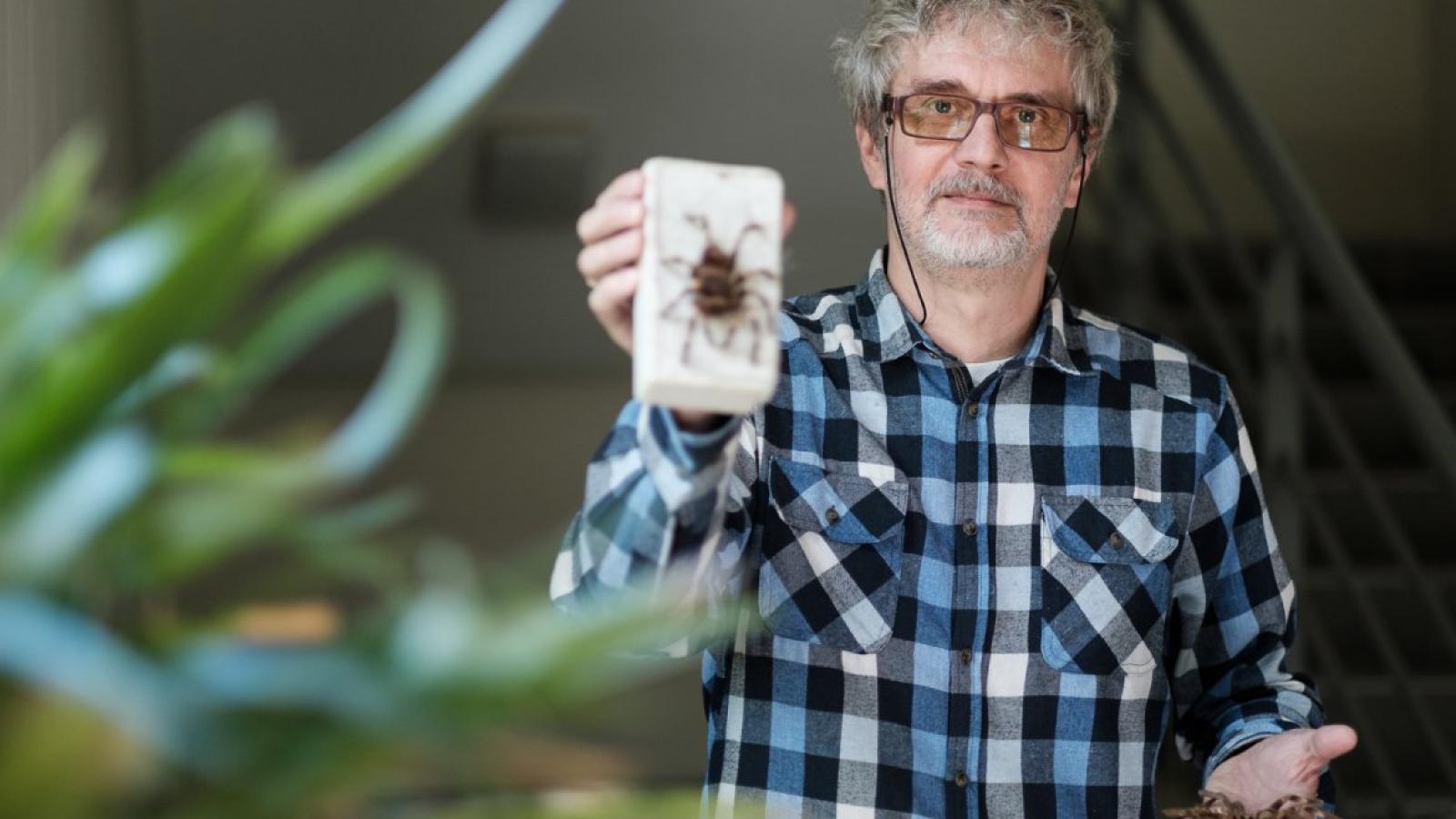 Prof. Paweł Szymkowiak jest jedynym arachnologiem na UAM