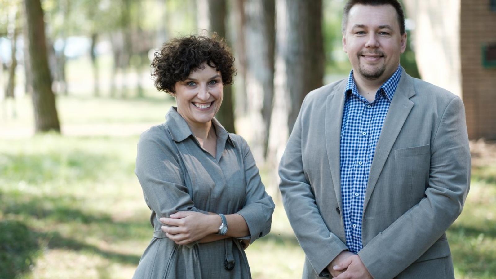 Dr Alicja Warowicka i prof. Robert Nawrot badają antywirusowe właściwości glistnika jaskółcze ziele, fot. Adrian Wykrota