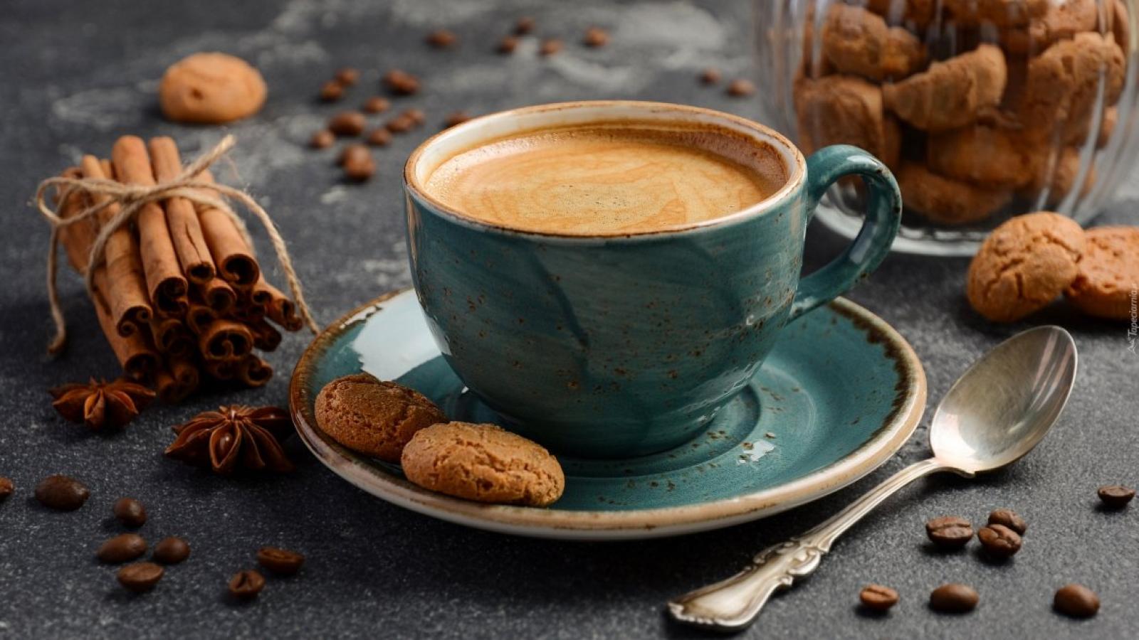 zdjęcie ze strony: https://www.tapeciarnia.pl/tapeta-filizanka-kawy-z-ciasteczkami-na-spodku