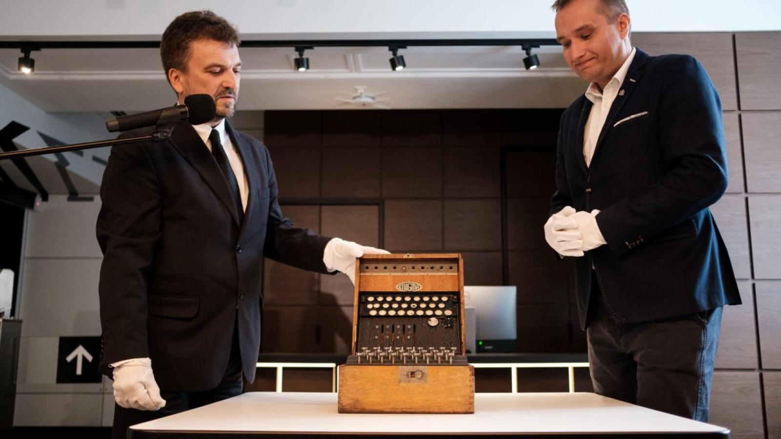 Centrum Szyfrów Enigma - Aleksander Ostasz i Mariusz Wiśniewski prezentują model niemieckiej maszyny szyfrującej, fot. Adrian Wykrota