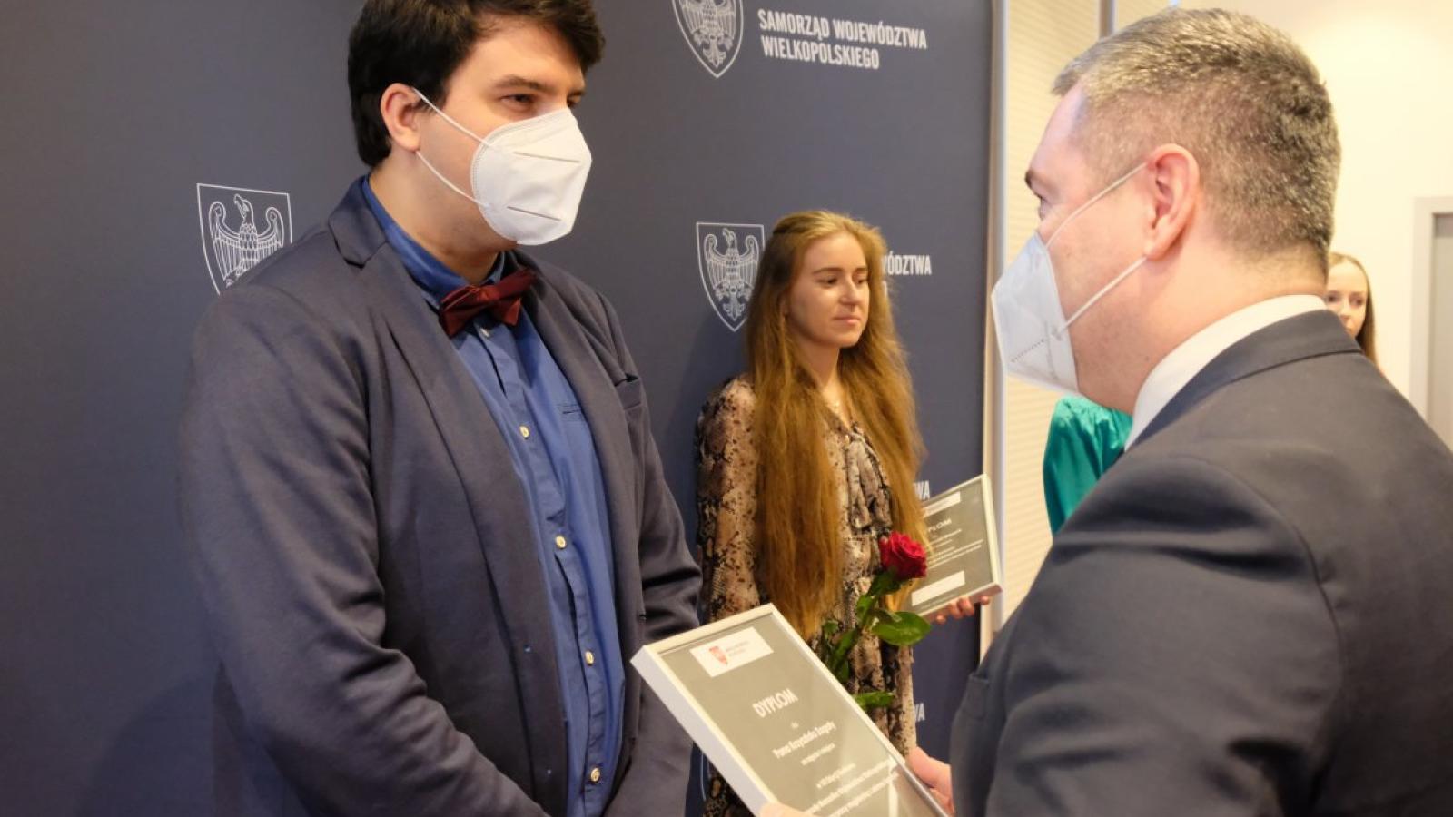 Krzysztof Zagata otrzymal pierwszą nagrodę. Fot. Urząd Marszałkowski