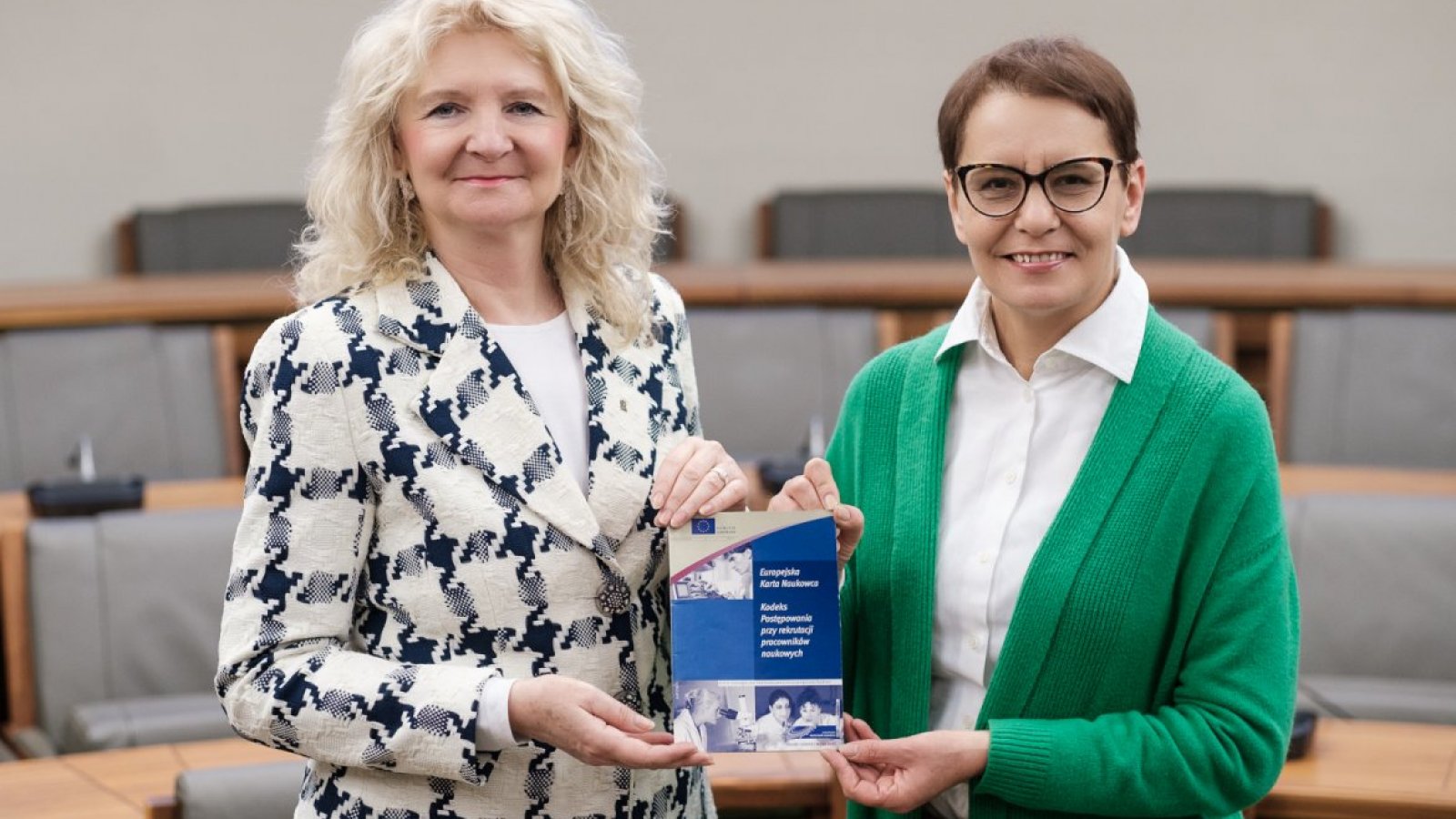 Prof. dr hab. Katarzyna Dziubalska-Kołaczyk Prorektorka ds. nauki  Katarzyna Linke Dyrektorka Centrum Spraw Pracowniczych