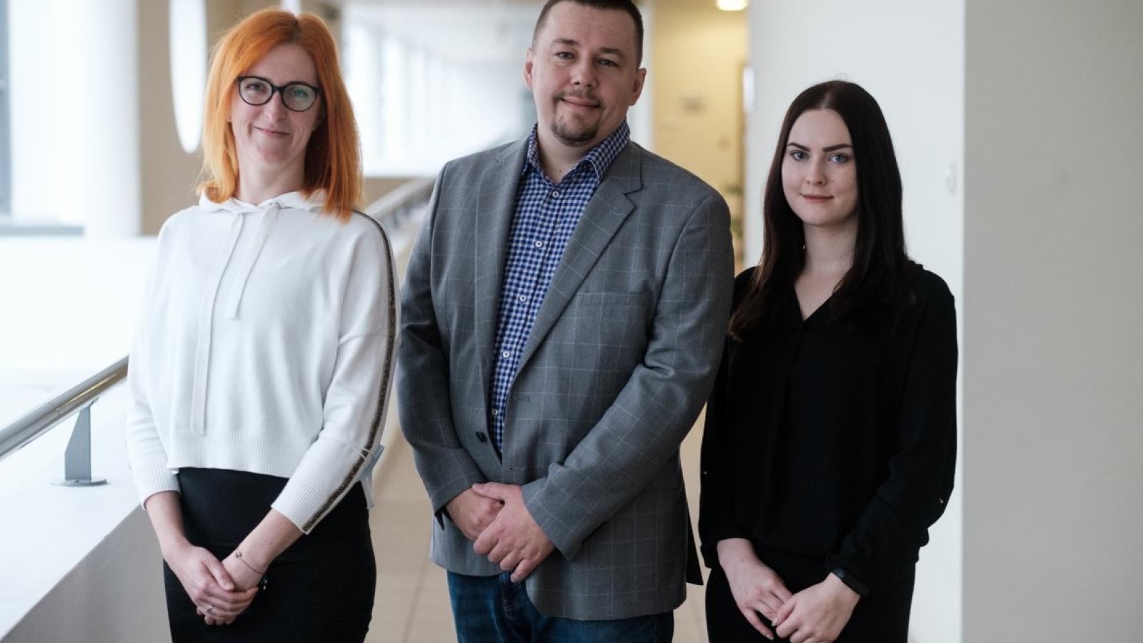 Dr Joanna Gracz-Bernaciak, prof. Robert Nawrot, doktorantka Oliwia Mazur, fot. Adrian Wykrota