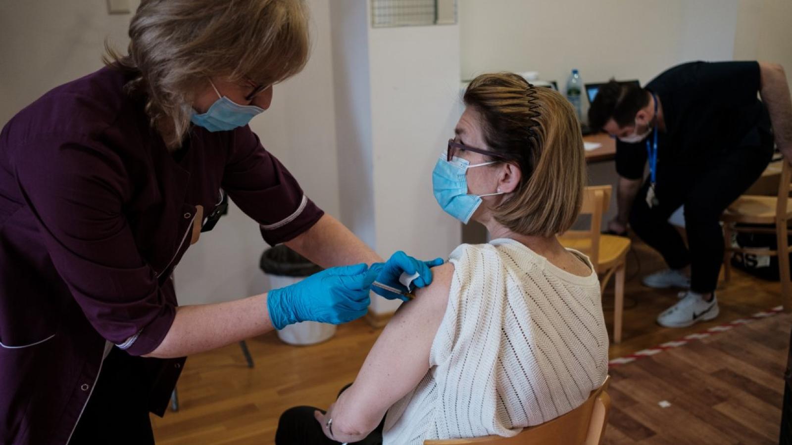 Szczepienia w Collegium Biologicum. Fot. Adrian Wykrota