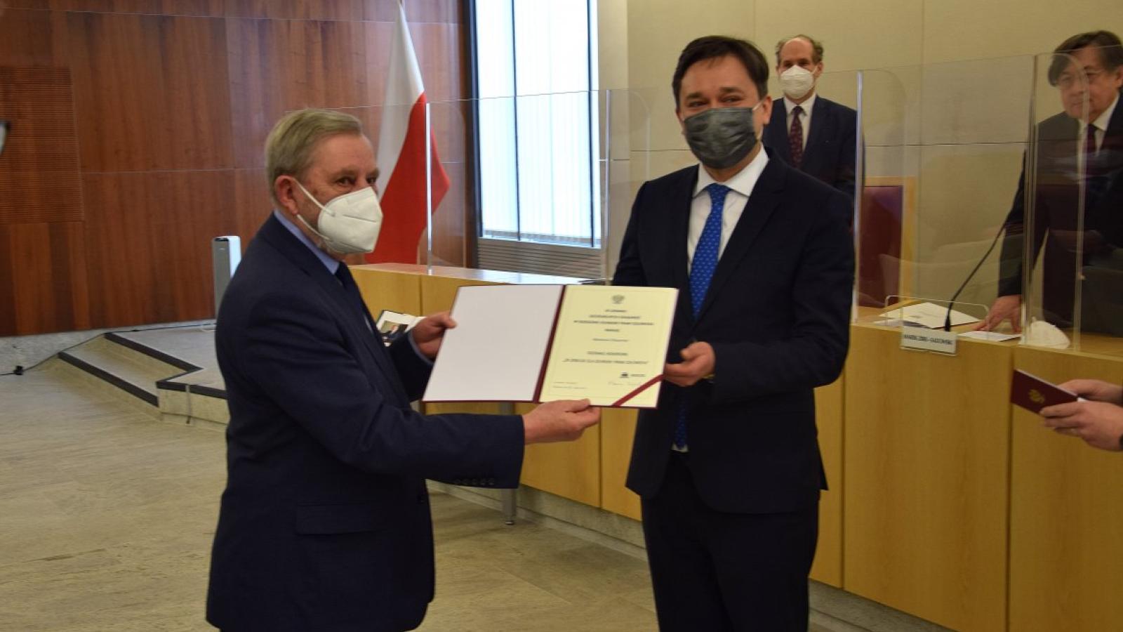 Prof. Roman Hauser został nagrodzony przez Rzecznika Praw Obywatelskich odznaką honorową „Za Zasługi dla Ochrony Praw Człowieka”.