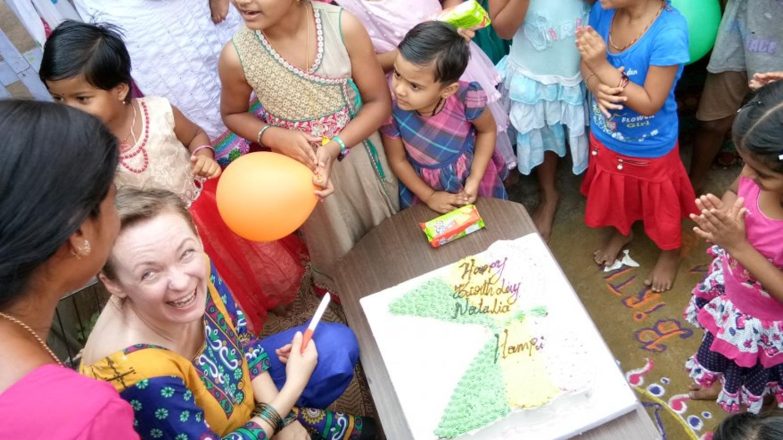 Natalia Bloch i jej przyjęcie urodzinowe w Hampi, Indie 2017 (fot. Nagaraj). 