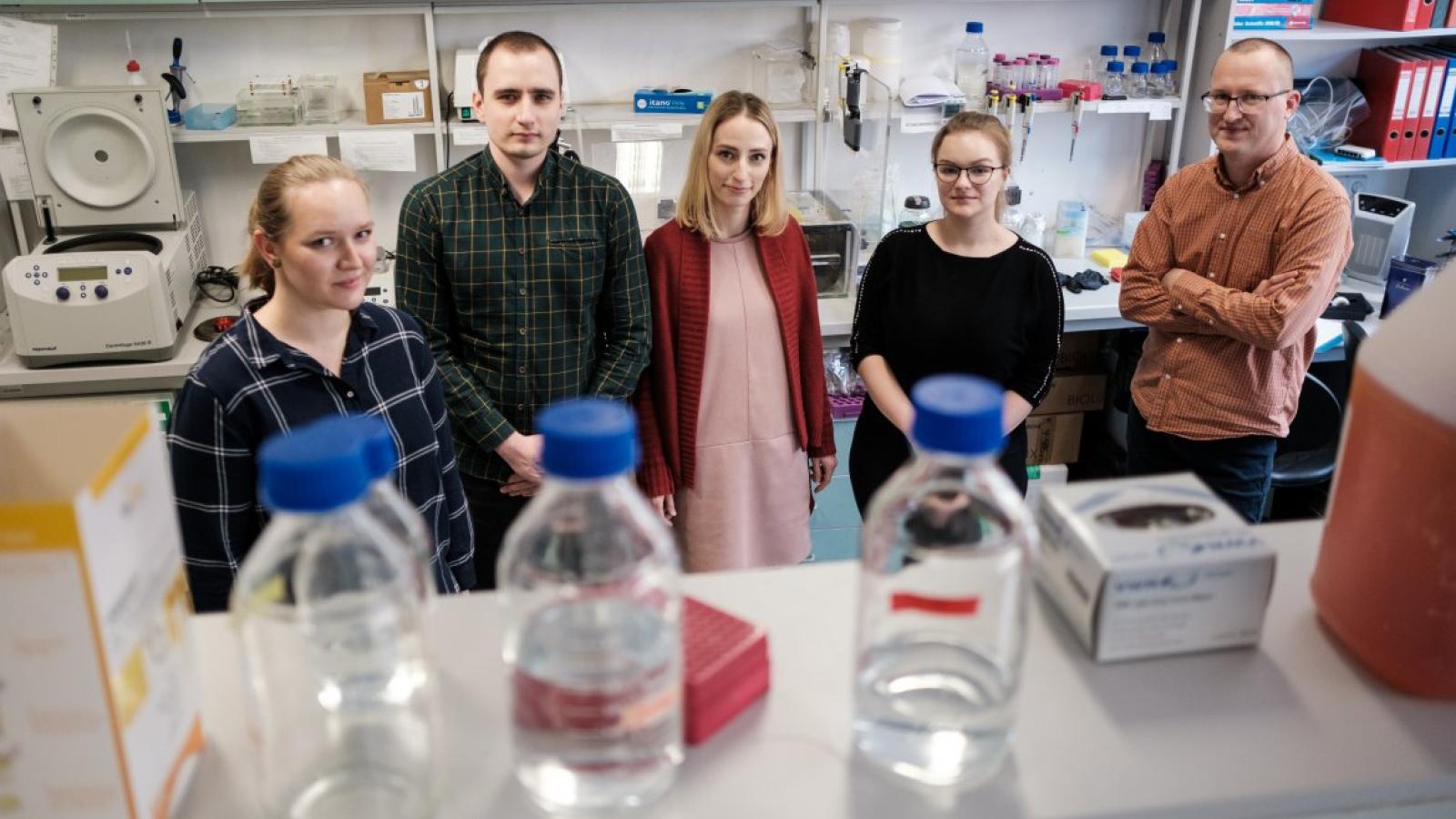 Prof. Mikołaj Olejniczak z zespołem Pracowni Biochemii RNA, fot. Adrian Wykrota