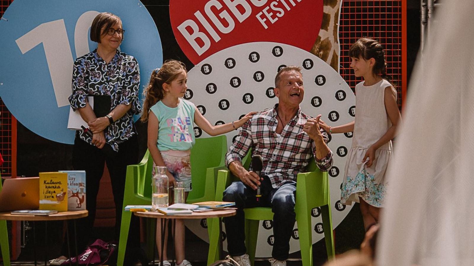 Prof. Eliza Karmińska, Ulrich Hub i młode czytelniczki na festiwalu Big Book Festival, fot. Marta Wróbel