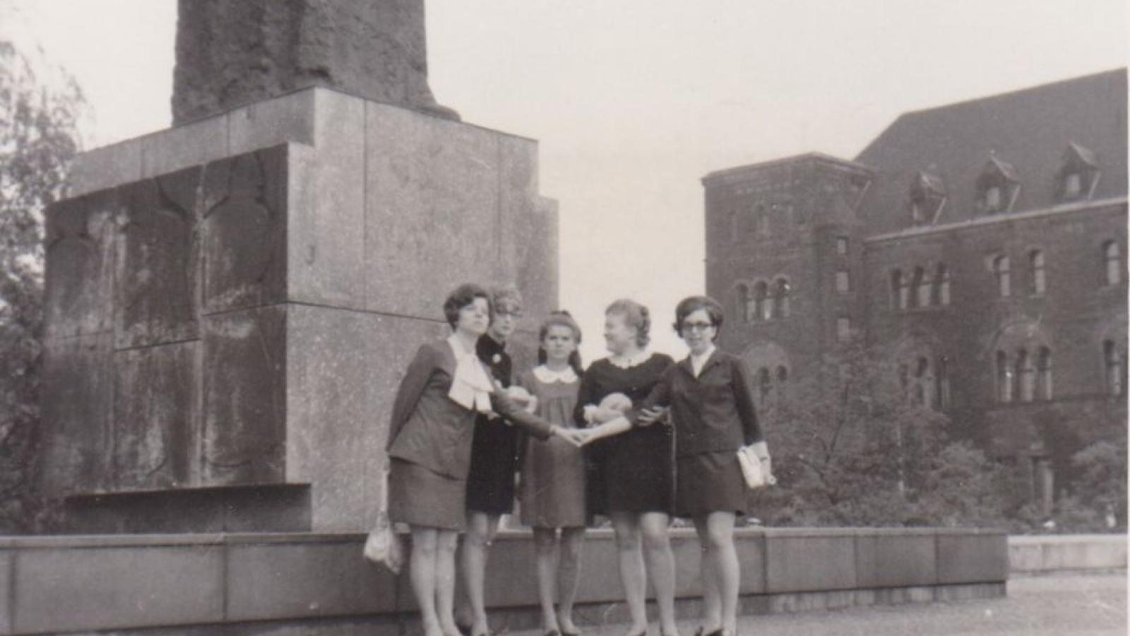 Studentki Filologii Germańskiej pod pomnikiem Adama Mickiewicza - 1970 rok (ze zbiorów Muzeum UAM)