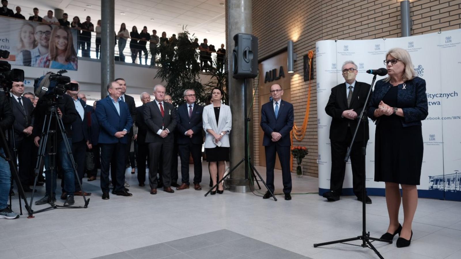 Odsłonięcie tablicy poświęconej Jarosławowi Ziętarze. Fot. Adrian Wykrota