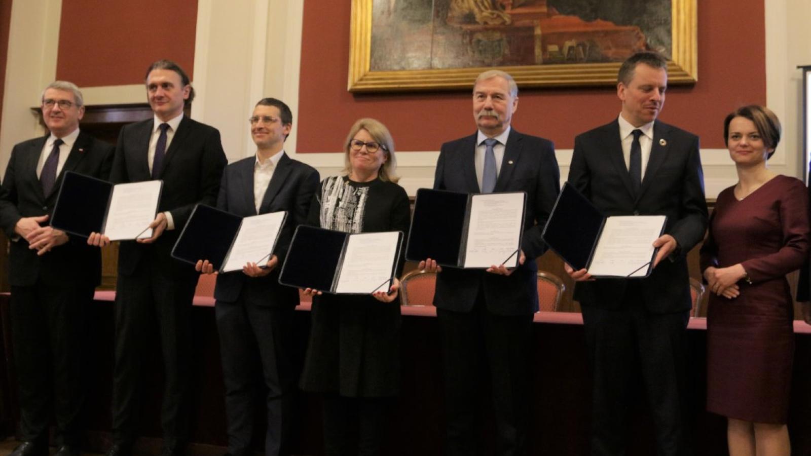 Podpisano porozumienie o  współpracy pomiędzy Kostrzyńsko-Słubicką Specjalną Strefą Ekonomiczną, Uniwersytetem im. Adama Mickiewicza w Poznaniu, VI Liceum Ogólnokształcącym w Poznaniu, Uniwersyteckim Liceum w Słubicach oraz jednym z największych inwestorów strefowych w Wielkopolsce – firmą Beyond.pl., fot. Ewa Konarzewska-Michalak