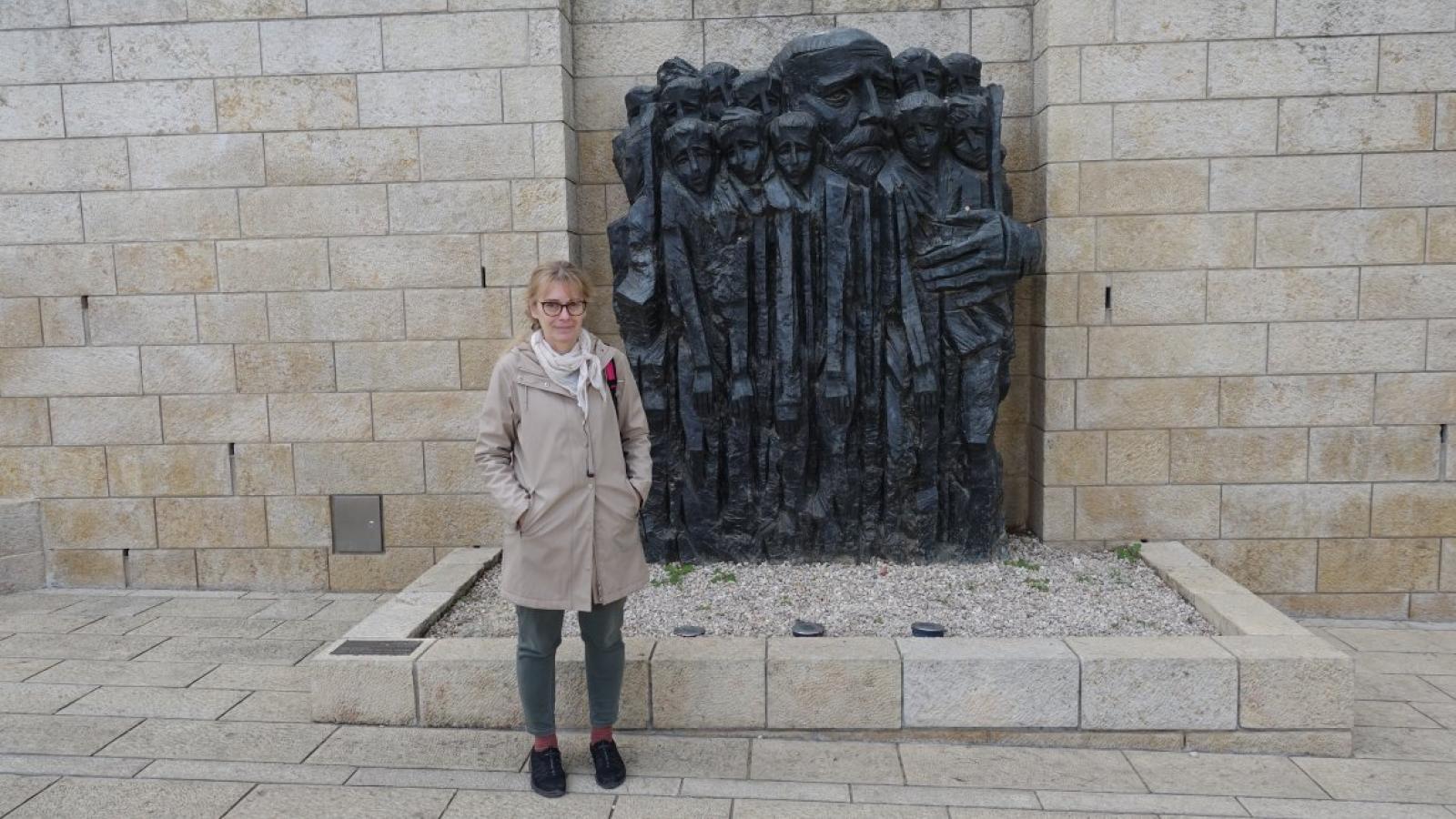 dr Dorota Latour przed pomnikiem Korczaka