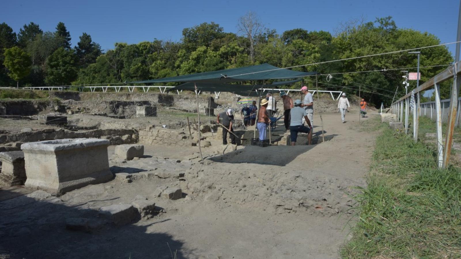 Prace eksploracyjne na dziedzińcu rezydencji Teodoryka Wielkiego w Novae Fot. Piotr Zambrzycki