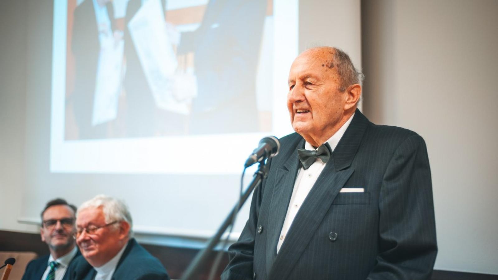 Księga jubileuszowa dla prof. Wojciecha Łączkowskiego Fot. Jakub Powałka