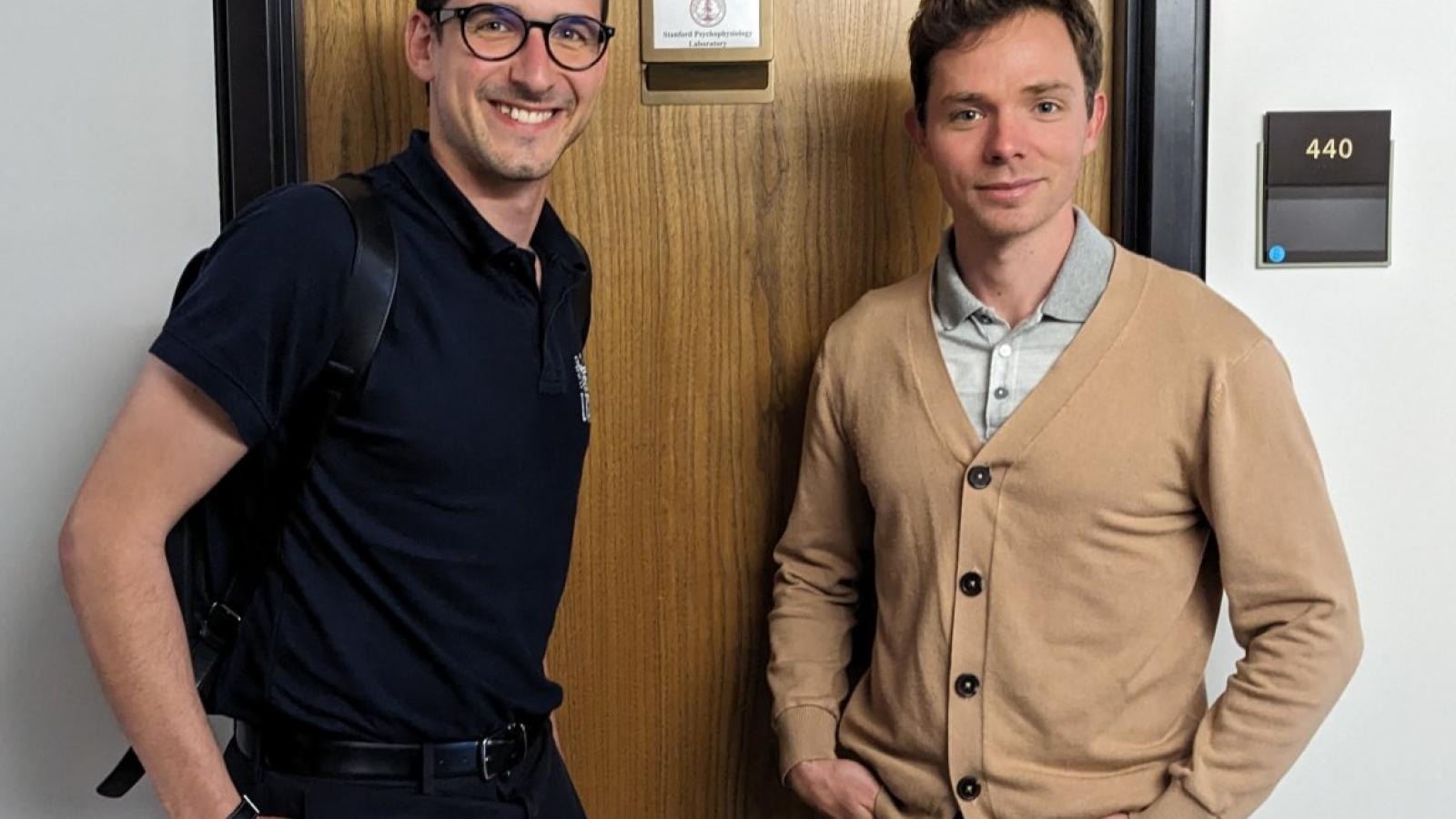 Dr Maciej Behnke z Wydziału Psychologii i Kognitywistyki oraz dr Nicholas Coles z Uniwersytetu Stanforda