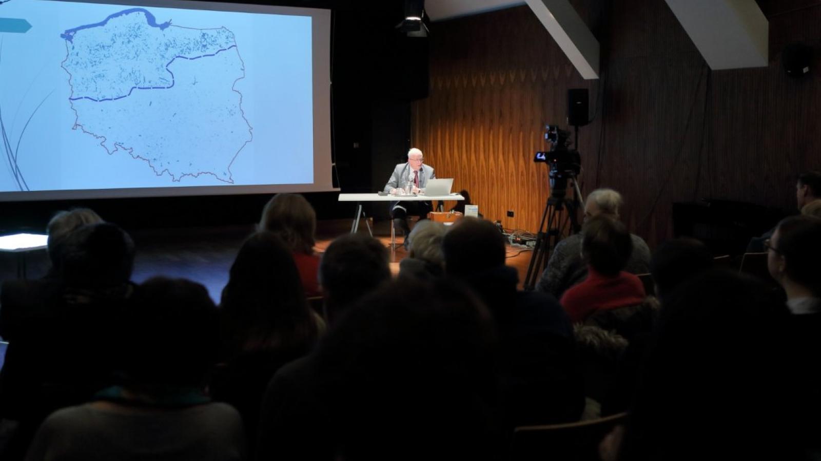 Zdjęcie z 16 stycznia 2024 roku. Prelekcja prof. Marka Marciniaka. Fot. Zofia Starykiewicz