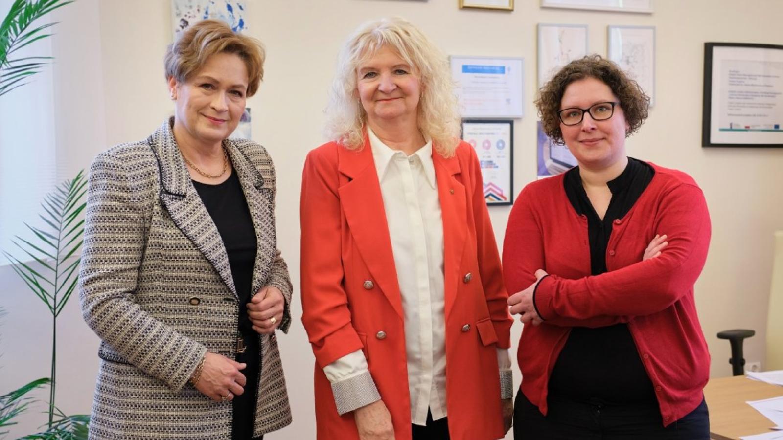 Na zdjęciu: prof. UAM Elżbieta Lesiewicz, prorektorka prof. Katarzyna Dziubalska-Kołaczyk, dr Agata Hauser, fot. W. Gardasz