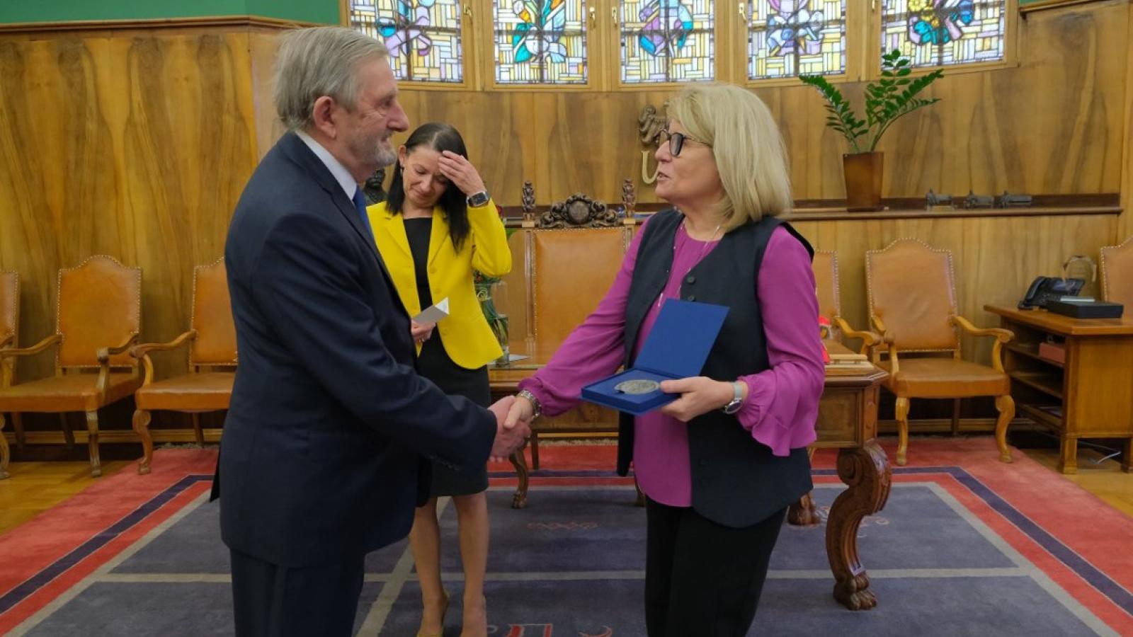 Medal Homini Vere Academico dla prof. Hausera, fot. P. Stanula