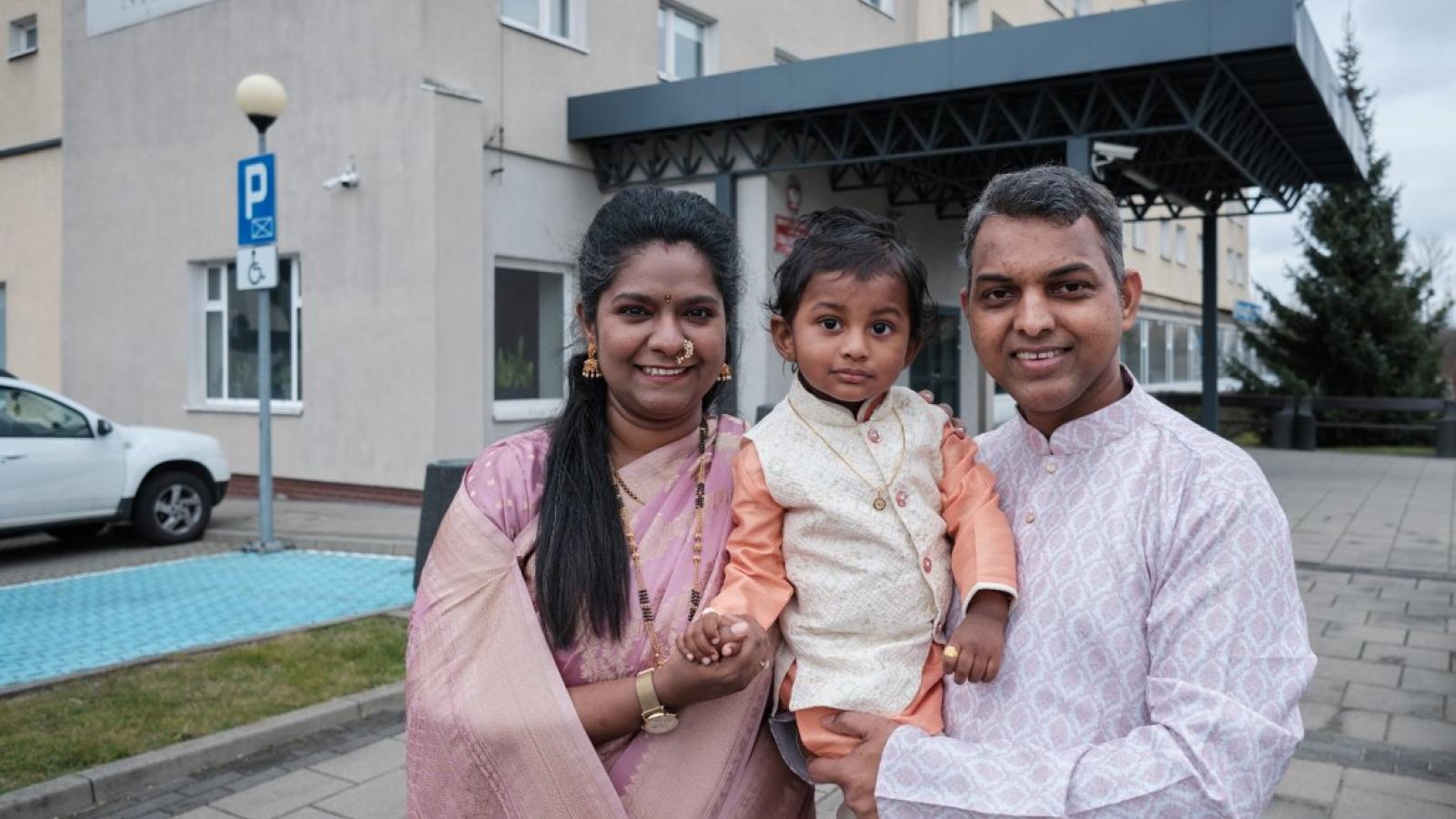 Dr Sanjay Sahare z rodziną, fot. Władysław Gardasz