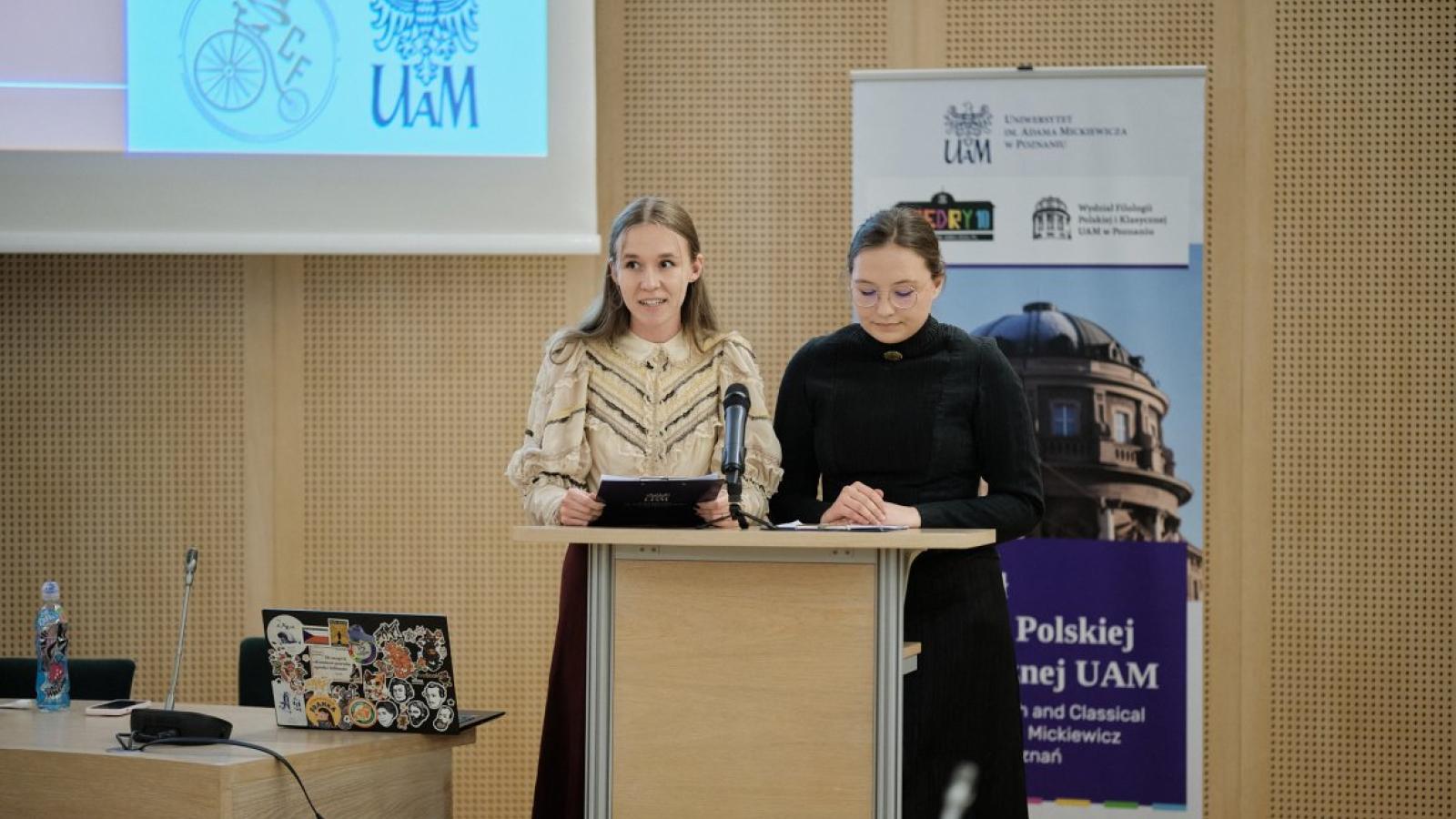 Julia Szyszka, Michalina Żurek – członkinie koła C&F, w strojach z XIX wieku, w trakcie Maratonu Orzeszkowej (21 maja 2025 roku), fot. Władysław Gardasz