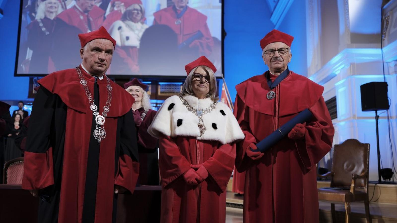 Przyznanie medalu PALMAE UNIVERSITATIS STUDIORUM POSNANIENSIS prof. Bronisławowi Marciniakowi. Fot. Władysław Gardasz
